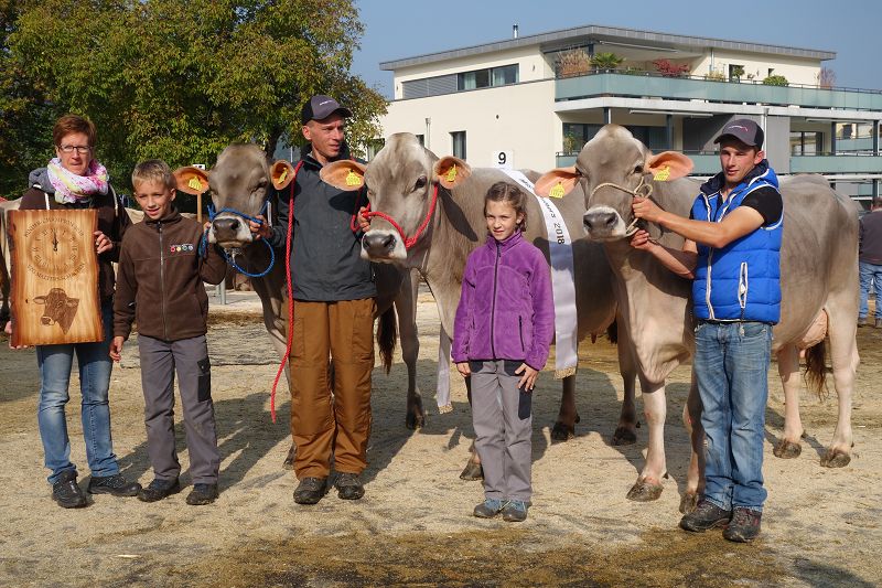 k 3Mitte Miss Malters 2018 links Rinderchampion rechts Schöneutersiegerin jüngere alle Ueli und Tim Schwegler