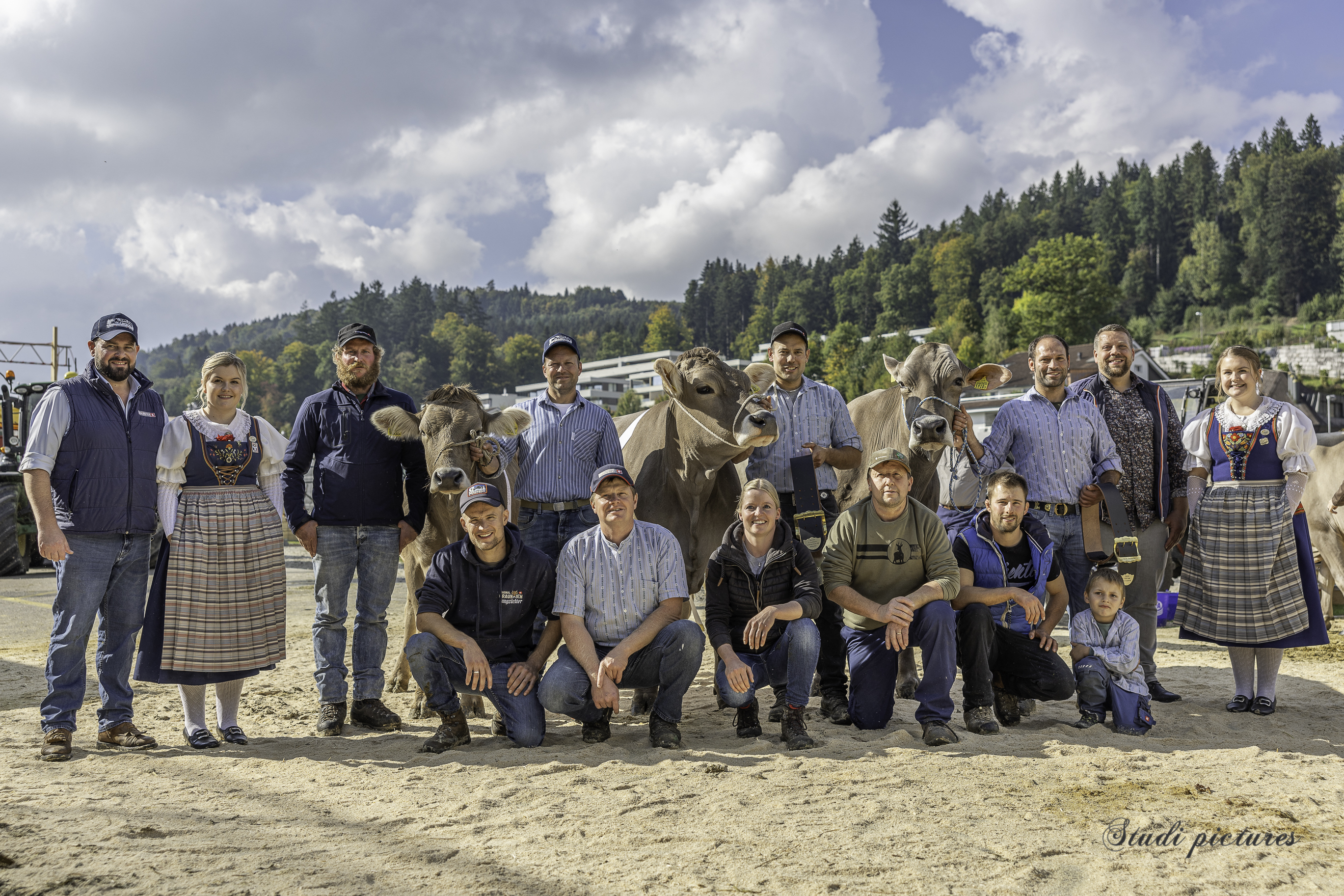 Die Siegertiere 2024 mit Besitzern, Experten, Ehrendamen und dem Organisationskomitee