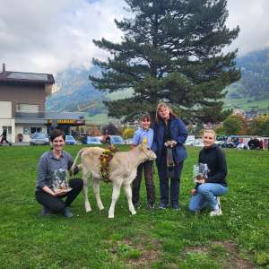 kaelberwettbewerb siegerin leana mit jurie jodelduett cind   corinne